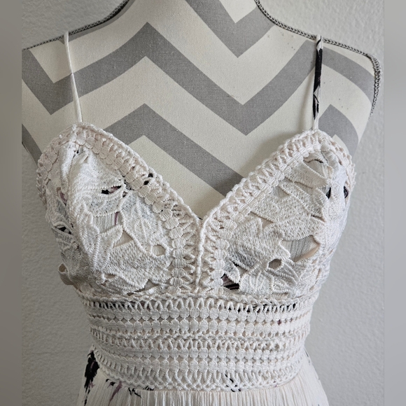 Love Tree White Floral Dress with Crochet Top and Tiered Bottom Size Small - Picture 3 of 10